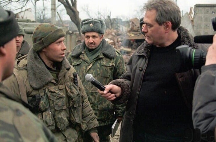 Журналист Сергей Доренко беседует с российскими солдатами, освободившими Грозный. Февраль 2000 года