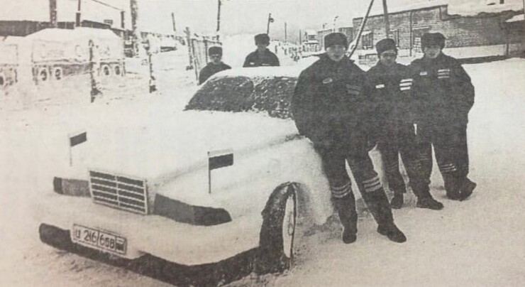 Ледяной белоснежный "Мерседес" и вылепившие его заключенные. Январь 2003 года