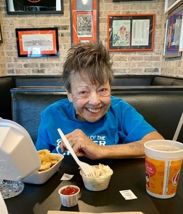 У моей бабушки День рождения, и она счастлива, что мы выбрались в кафе