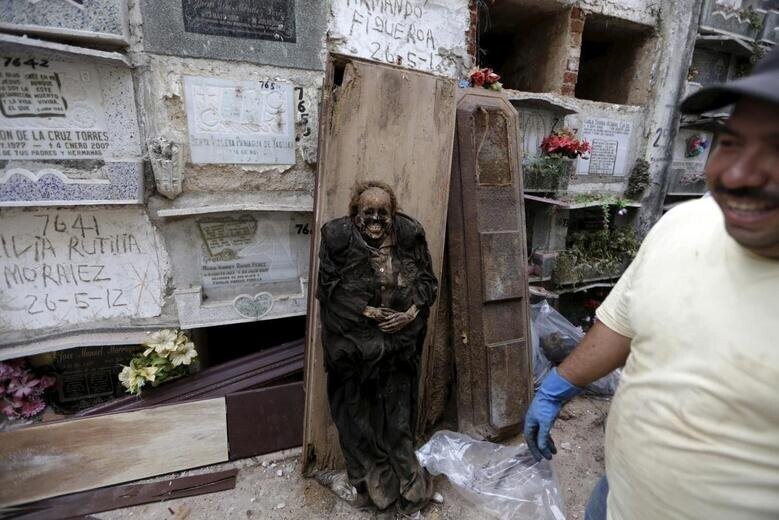 "Работа мечты": в чем заключается труд гватемальских чистильщиков могил