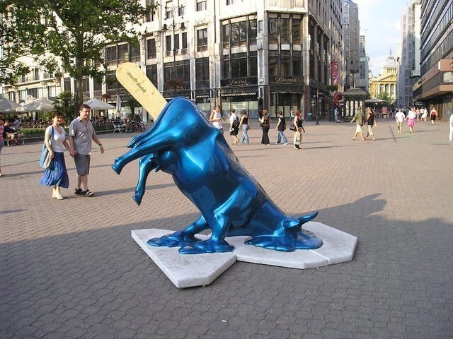 Скульптура синей коровы