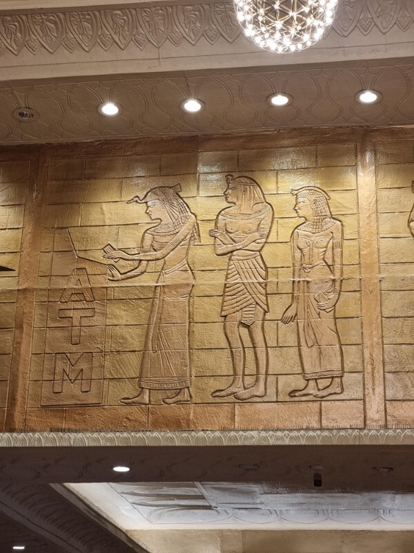 12. "В этом торговом центре, оформленном в стиле пирамид, есть стена с фараонами, стоящими в очереди к банкомату"