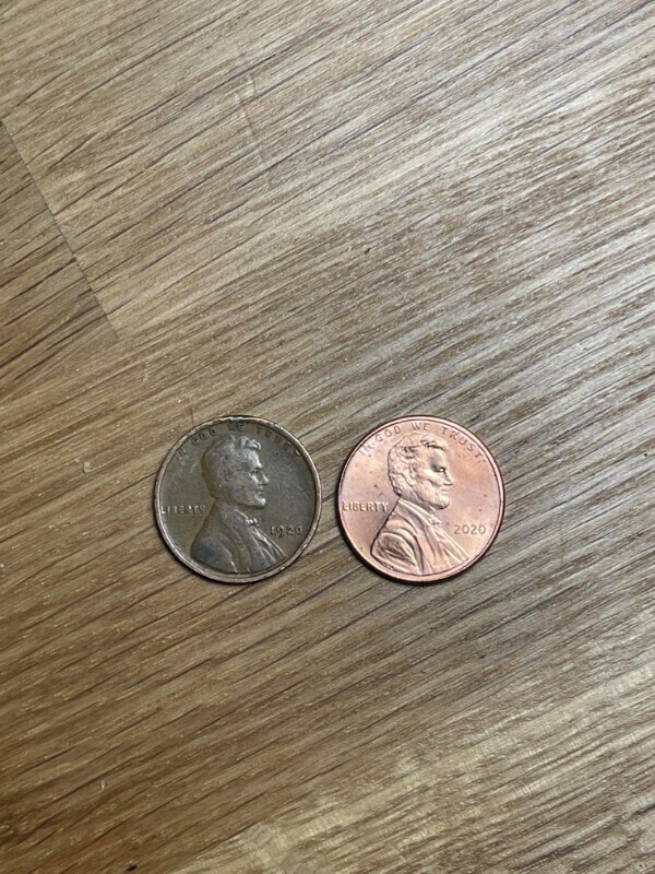 Левая монетка в один пенни выпущена в 1920-м, правая - в 2020-м году