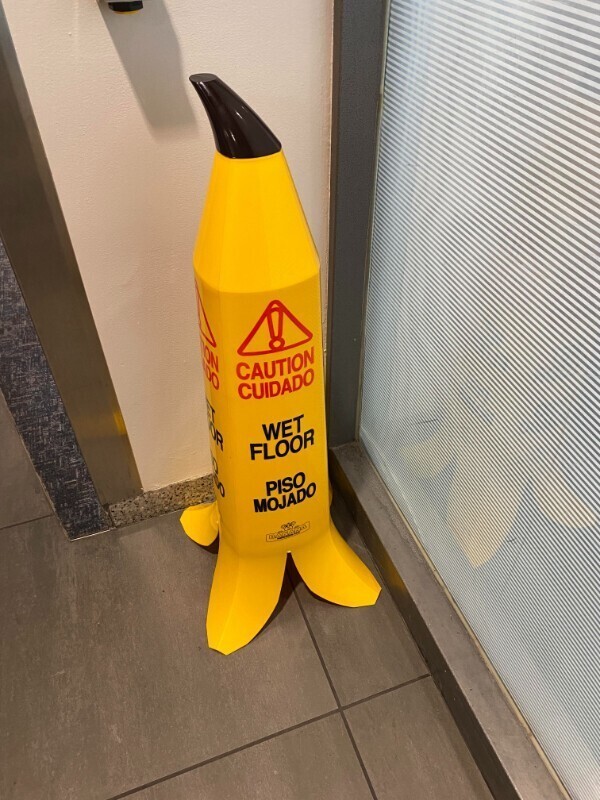Предупреждение "Внимание! Мокрый пол!" выполнено в виде банановой кожуры