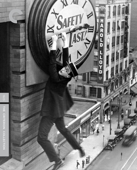 Гарольд Ллойд исполняет трюк на одной руке. Часть правой руки он потерял из-за взрыва на киностудии в 1919 году. Вы можете увидеть протез, если приглядитесь. 1923 год