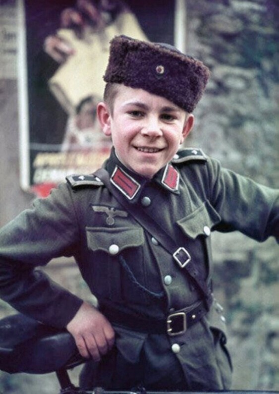 Подросток - военнослужащий одной из казачьих частей в составе вермахта. Фотограф Вальтер Френц, лето 1943 года.