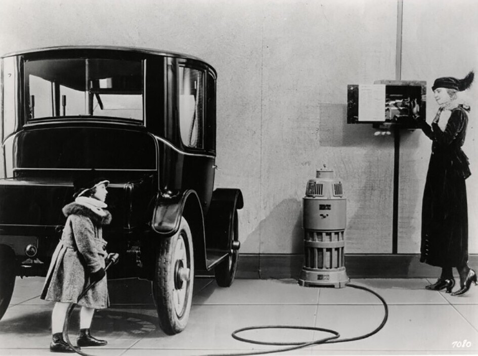 Зарядка электромобиля Baker, 1914 год