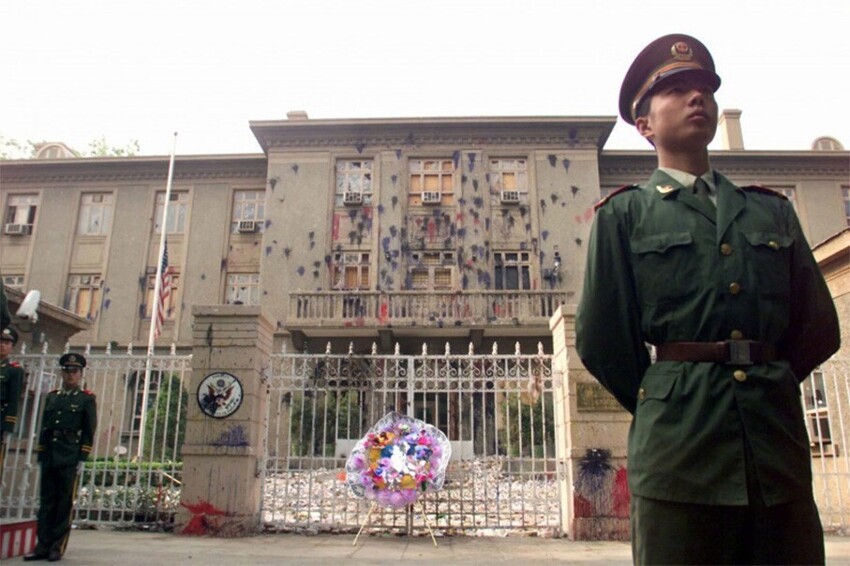 Посольство США в Пекине после того, как американский бомбардировщик разбомбил посольство Китая в Белграде, Югославия, 7 мая 1999 года