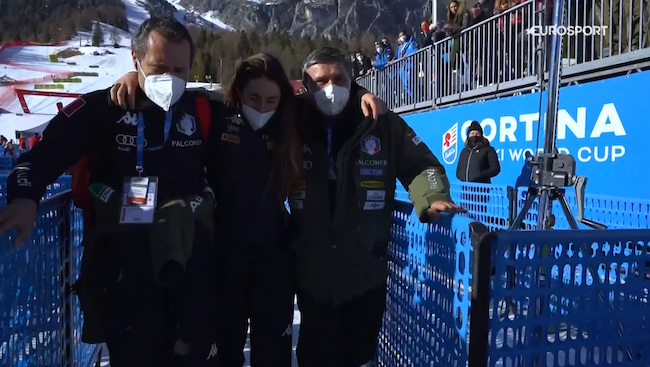 Жесткие кадры падения итальянской лыжницы Софии Годжи на скоростной трассе