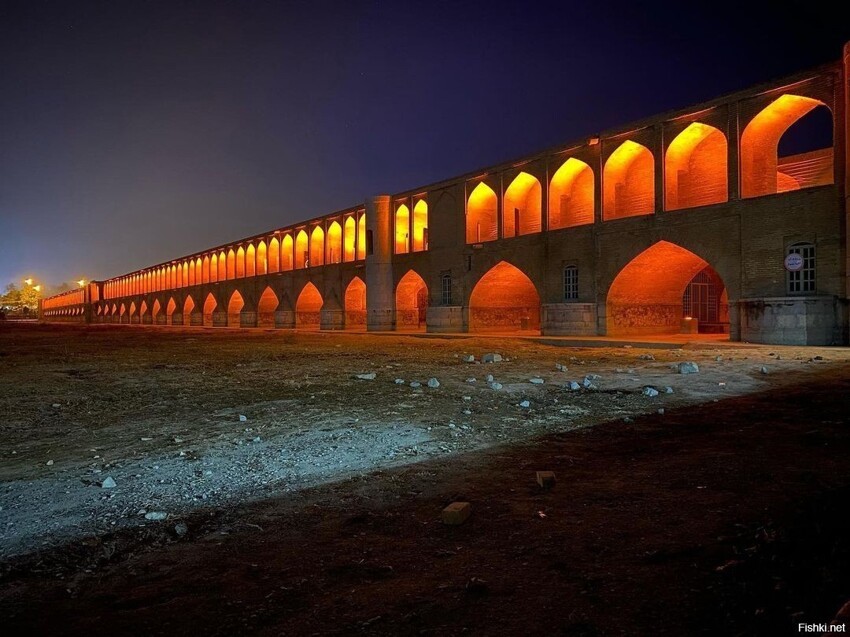 Мост Си-о-се-поль («тридцать три моста» или «тридцать три пролёта»), Иран