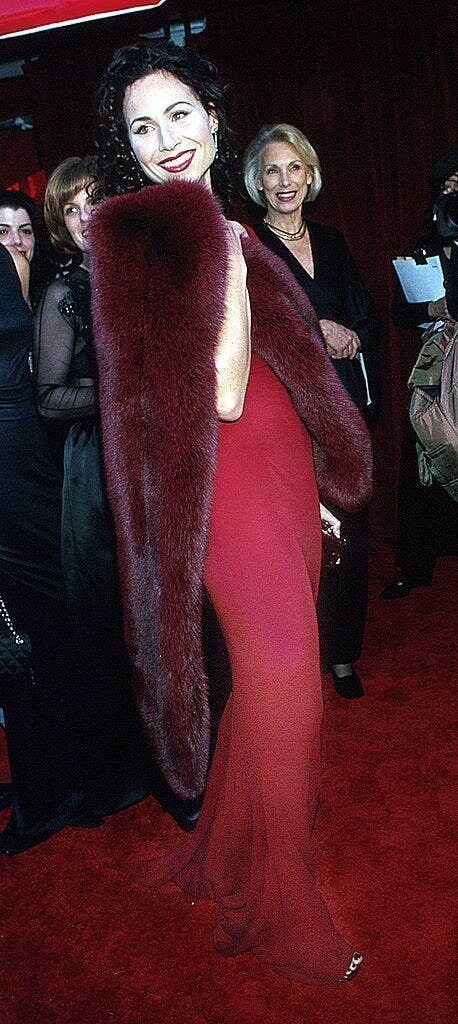 6. На вручении "Оскара" в 1998 году у актрисы Минни Драйвер начало спадать платье, поэтому она быстро накинула на плечи палантин из искусственного меха и не снимала его до окончания мероприятия
