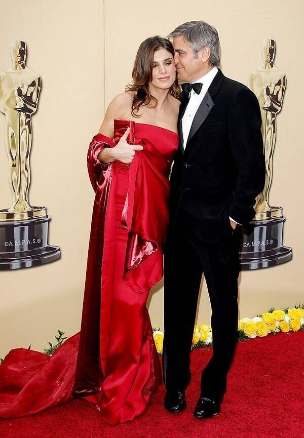 5. Пока Элизабет Каналис делала прическу для церемонии "Оскар" 2010 года, молния на ее платье сломалась. Ее тогдашний бойфренд Джордж Клуни пришел на помощь - он поддерживал ее наряд в том месте, где разошлась молния