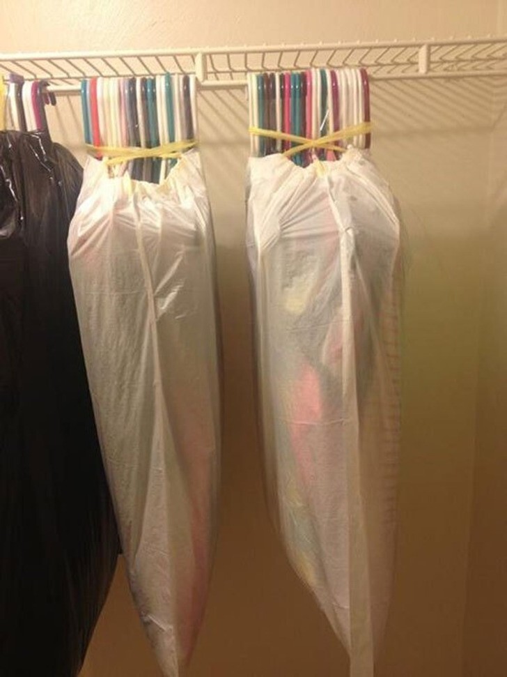 17. "В случае переезда можно использовать этот метод, чтобы легко перевезти всю одежду на вешалках"
