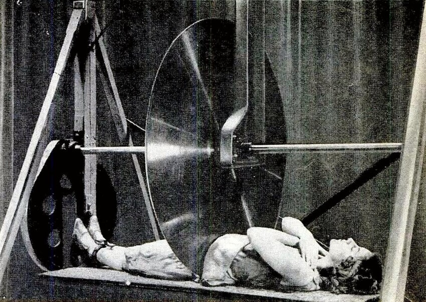 Распиливание женщины. 101 год назад появился на свет один из самых известных цирковых фокусов