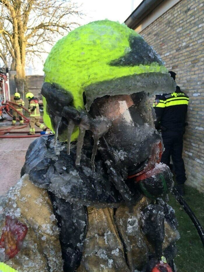 Голландский пожарный после тушения пожара зимой