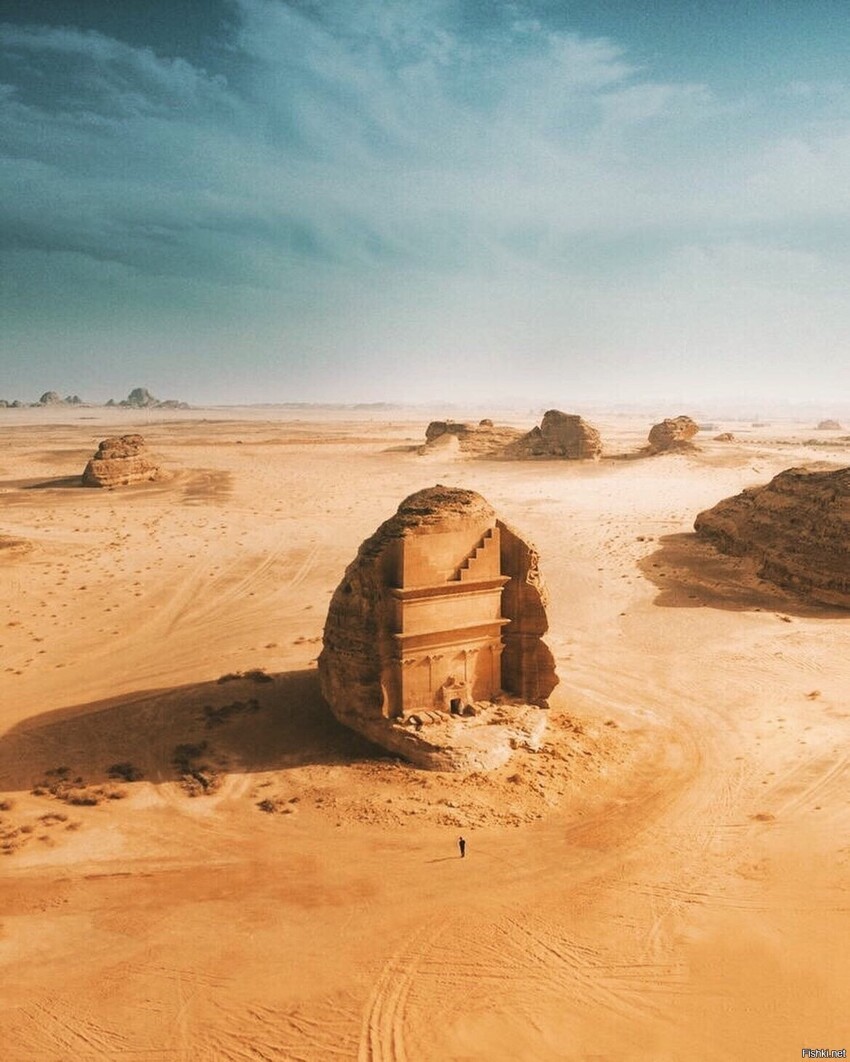 Часть комплекса Мадаин-Салих в пустыне Саудовской Аравии