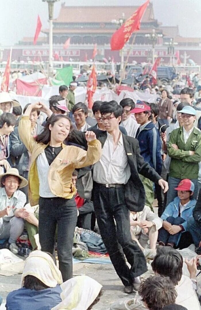 26. Танцы на площади Тяньаньмэнь перед прибытием китайских военных, 4 июня 1989 года