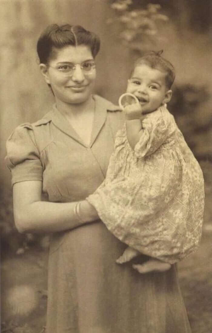 12. Фредди Меркьюри с мамой, 1947 г.
