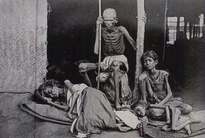 15. Мужчина охраняет свою семью от каннибалов во время голода в Мадрасе 1877 года во времена британского владычества, Индия