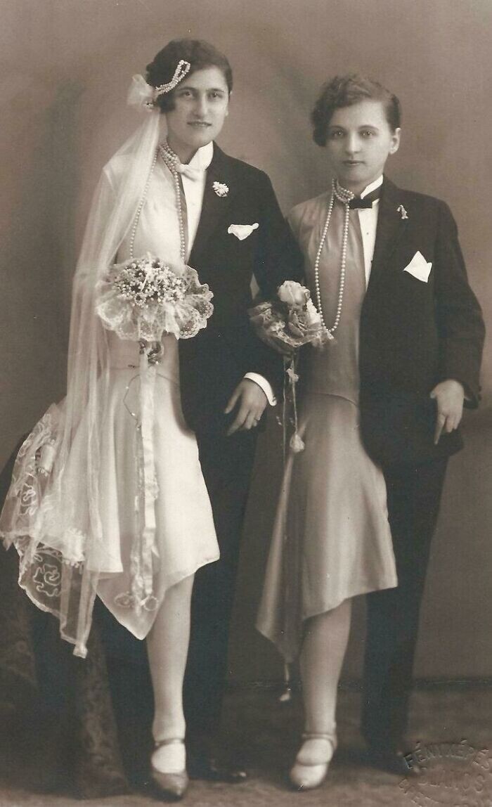 5. Студийная фотография: "Лесбийская пара в свадебных нарядах". Королевство Венгрия - Будапешт, 1920 г.