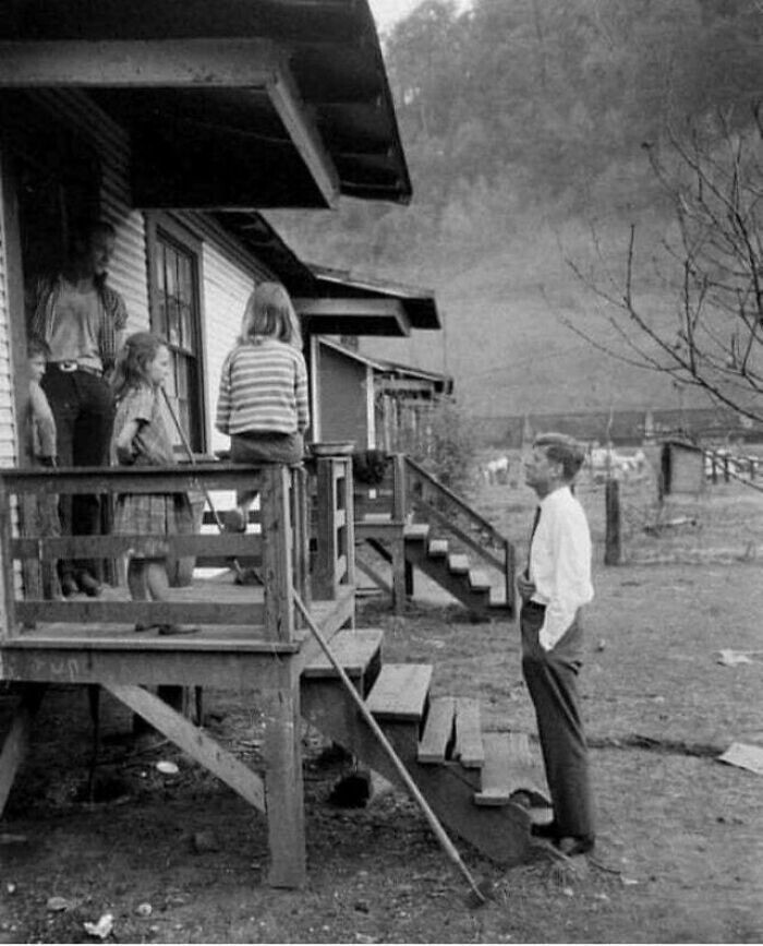 30. Джон Ф. Кеннеди ведет кампанию "от двери к двери" в Западной Вирджинии, 1960 г.