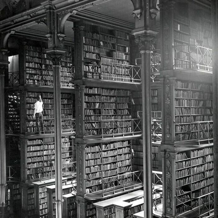 8. Мужчина ищет книги в старой публичной библиотеке Цинциннати. Здание было снесено в 1955 году. Сегодня на его месте находятся офисный центр и автостоянка