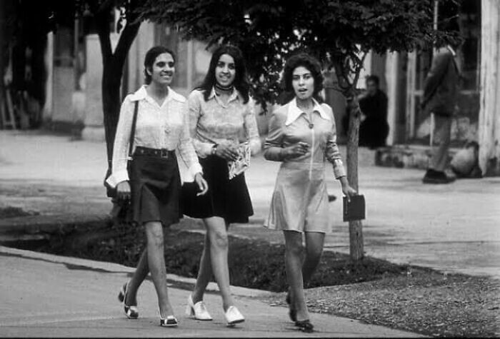 9. 1972 год: 3 девушки на улицах Кабула, Афганистан