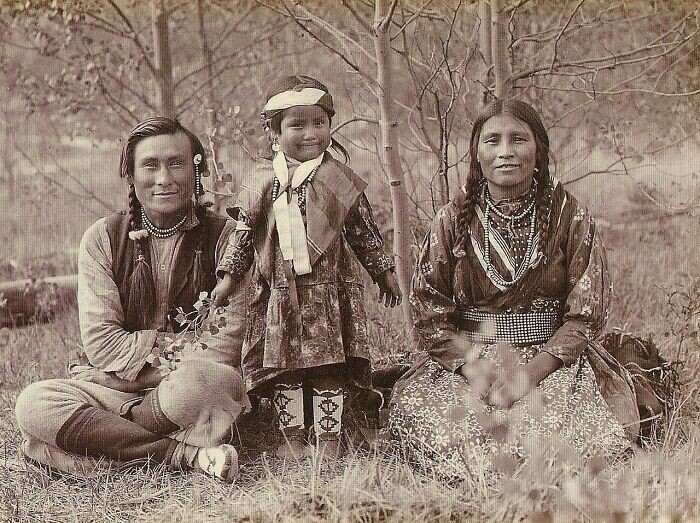 4. Индеец из племени Стоуни, проводник Самсон Бивер с женой Лией и их дочерью Фрэнсис Луиз, 1907 год. Фото сделано Мэри Шеффер