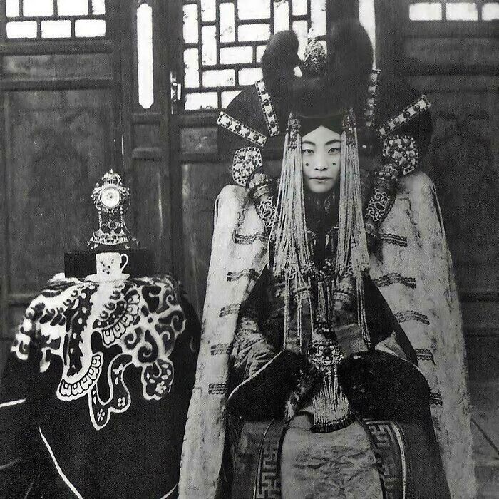 27. Наваанлувсангийн Гэнэнпил, последняя официальная королева-консорт Монголии, супруга Богдо-гэгэна VIII. В 1924 году она пробыла в этом статусе менее года. Была казнена в мае 1938 года в ходе репрессий