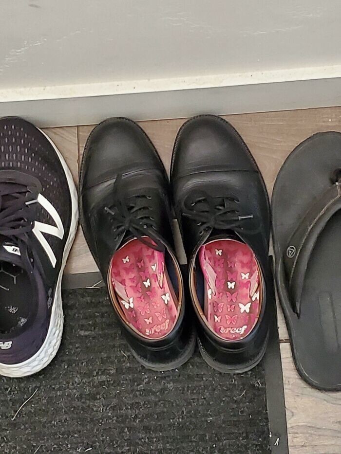 22. "Дочь положила свои сандалии в мою рабочую обувь, чтобы она могла носить их и «быть как папа»"