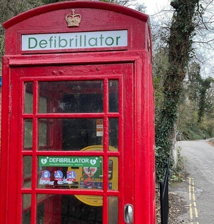 Бывшая телефонная будка стала местом хранения уличного дефибриллятора