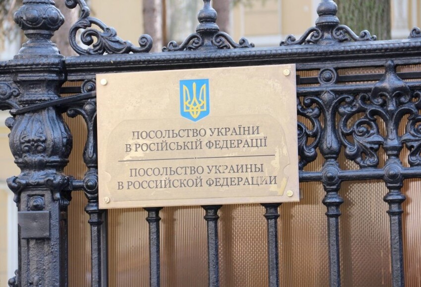 «Нам здесь спокойнее»: сотрудники посольства Украины в России отказались эвакуироваться на родину