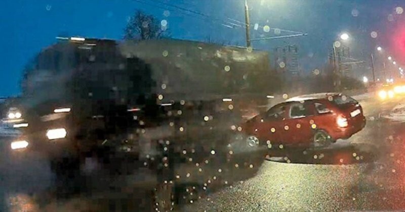 Водитель военного МАЗа проскакивал на «красный» в Гродно и протаранил легковушку