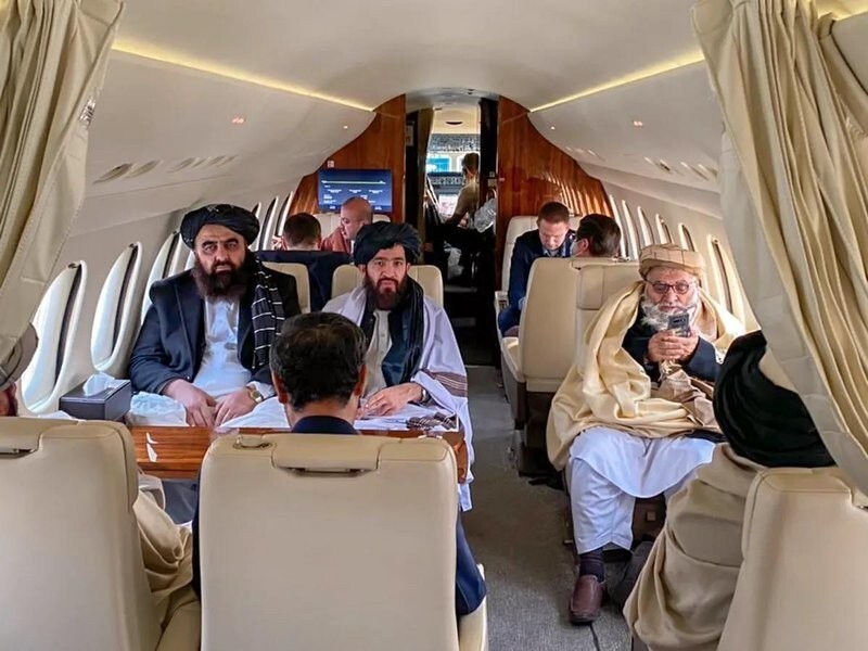11. Делегация Талибана на борту частного самолета по пути в Норвегию