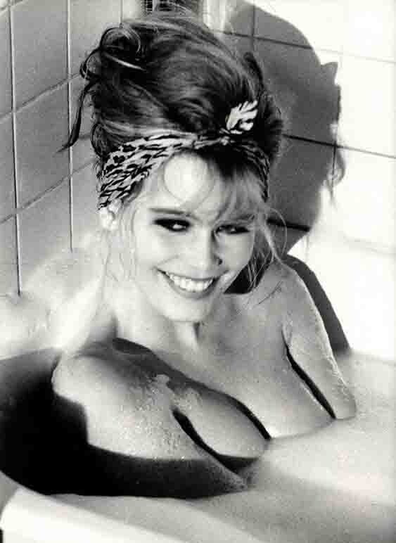 Клаудия Шиффер в ванне. Автор Эллен фон Унверт. Фото из альбома «Тайны женственности» 90-е годы