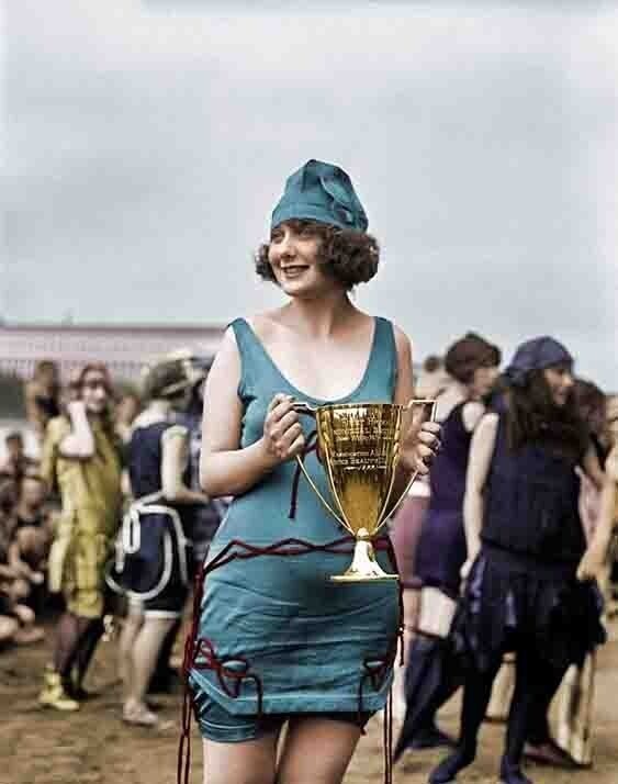 Мисс Анна Нибель, занявшая первое место на конкурсе купальников. Вашингтон, округ Колумбия. 17 июня 1922 года