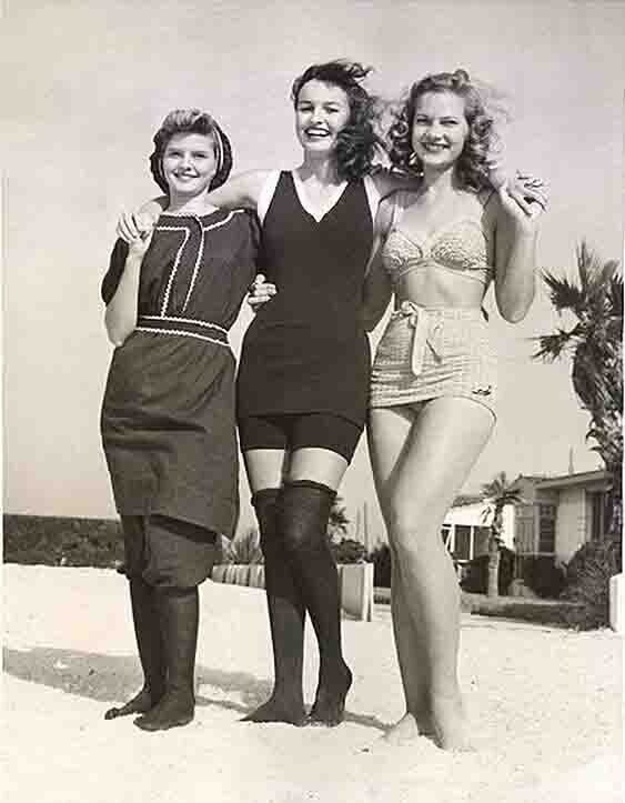 Три модели продемонстрировали изменения в американской купальной одежде в 1900, 1940 и 1955 годах