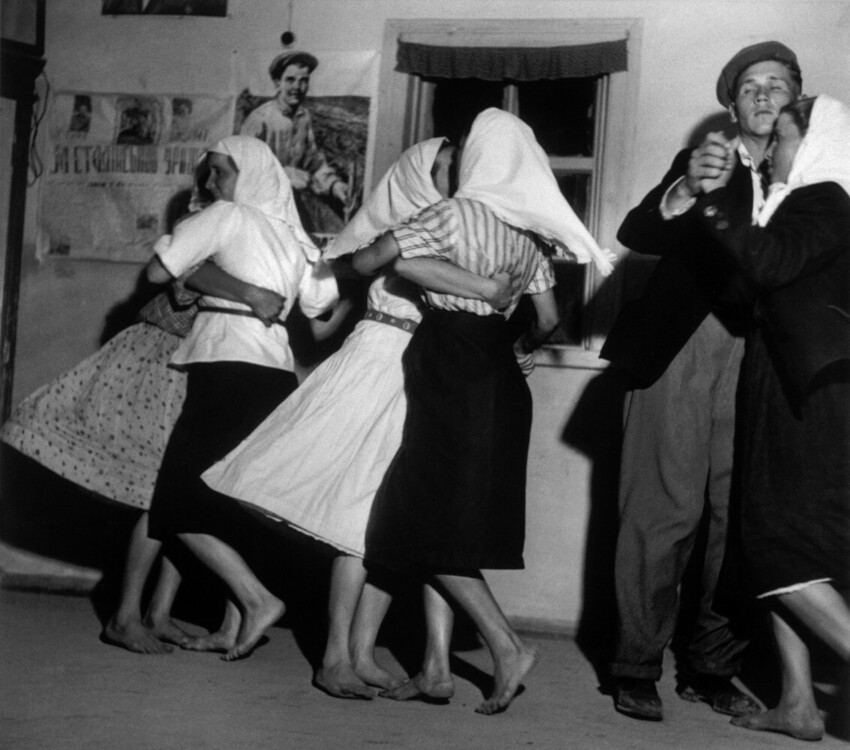 Вечер танцев в клубе колхоза им. Шевченко, УССР 1947 год. Фото Роберт Капа