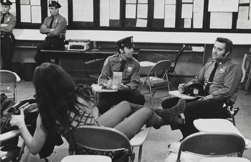 Фото из серии «Работа полиции» от Леонарда Фрида, Задержанная проститутка в полицейском участке. Нью-Йорк, 1972 год
