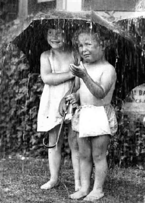 «Два взгляда на жизнь». Дети с зонтиком, 1934 год