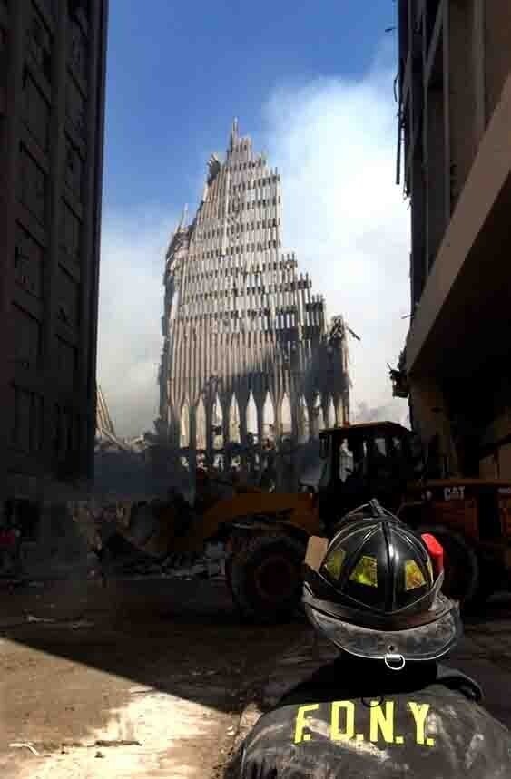 Нью-Йоркский пожарный смотрит на останки Южной башни ВТЦ, 13 сентября 2001 года
