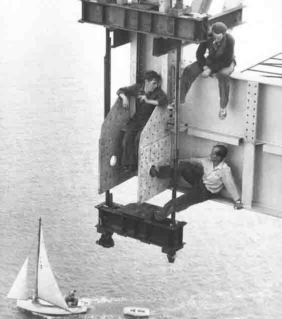 Мужчины на перекуре во время строительства моста Харбор-Бридж в Окленде, 1959 год