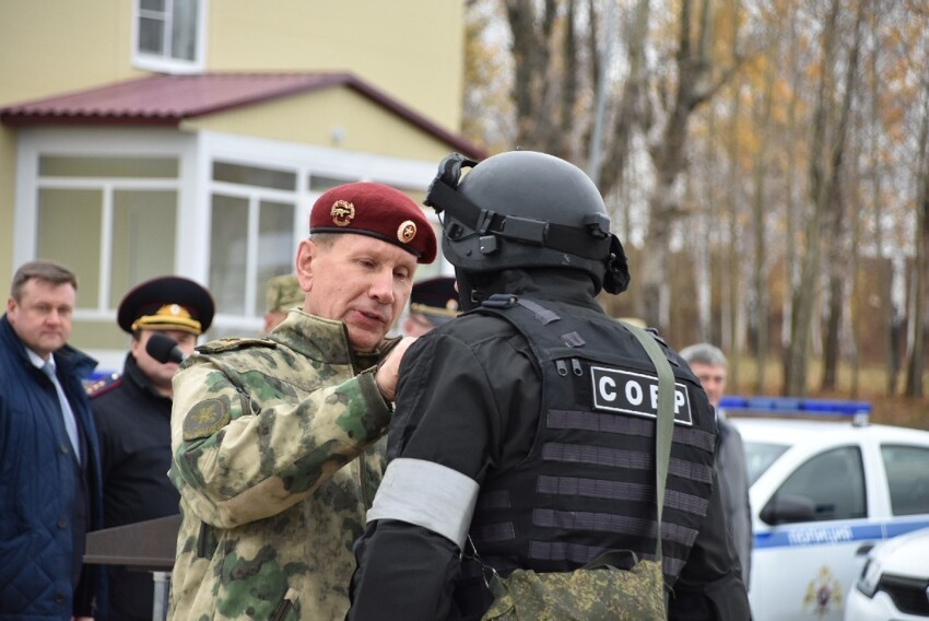 В Москве сотрудник ОМОН пнул бабушку и был избит её внуком из СОБРа