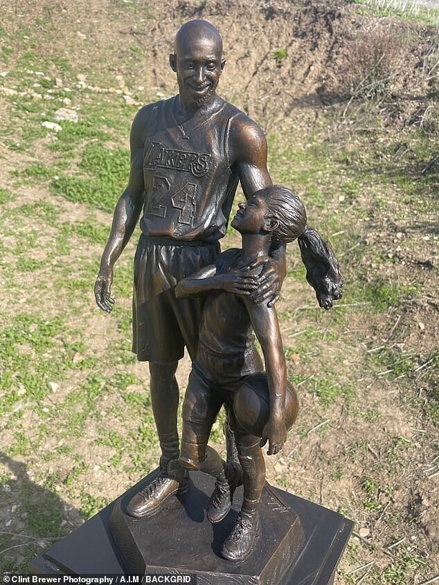 На месте гибели Коби Брайанта и его дочери установили памятник