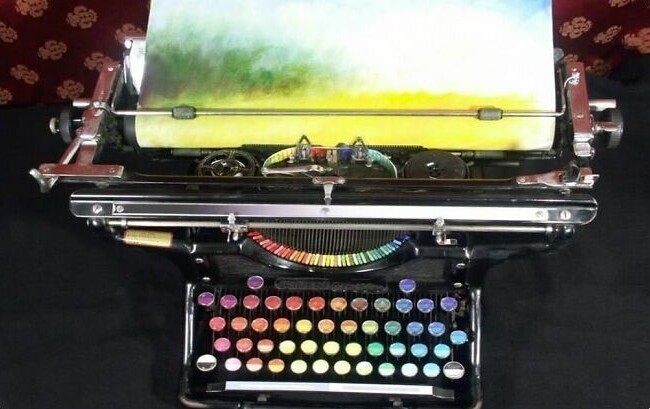 Американский художник Тайри Калахан создал хроматическую печатную машинку, которая стала инструментом для написания картин. Для этого он заменил алфавитную раскладку клавиш на цветовую