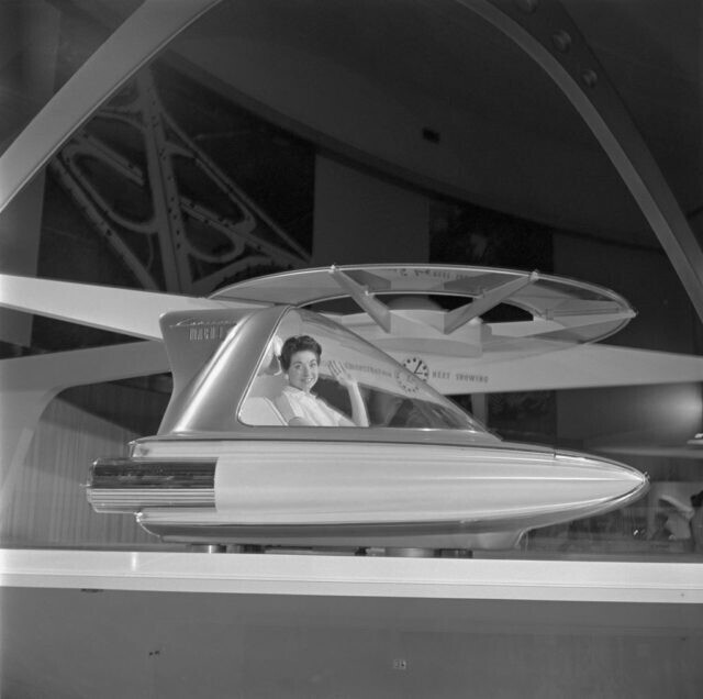 Демонстрация концептуального автомобиля Ford Levacar Mach 1, 1960 год