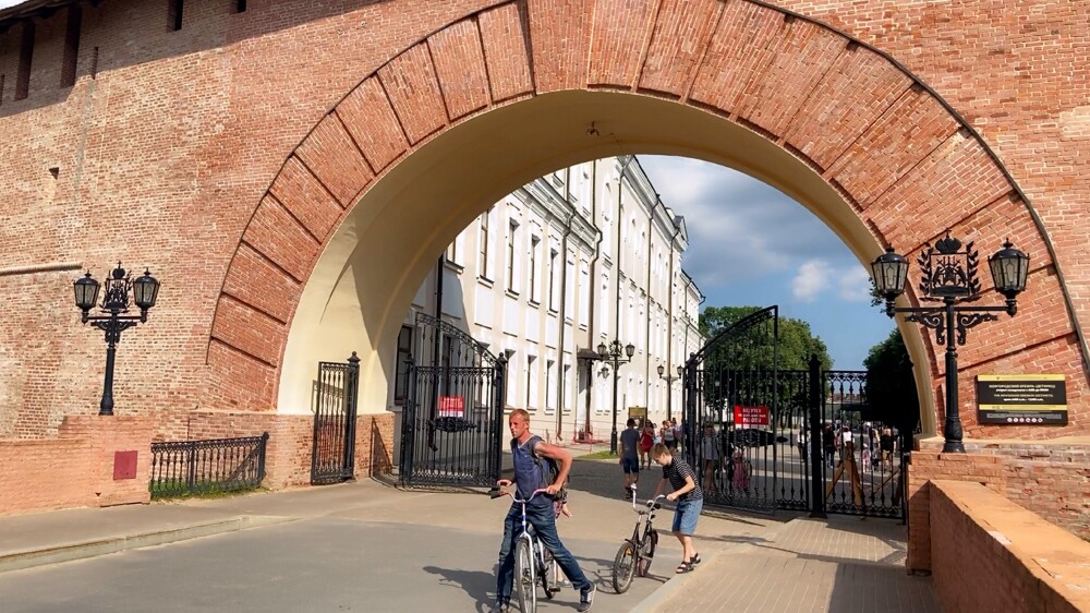 Проходим через Воскресенскую арку