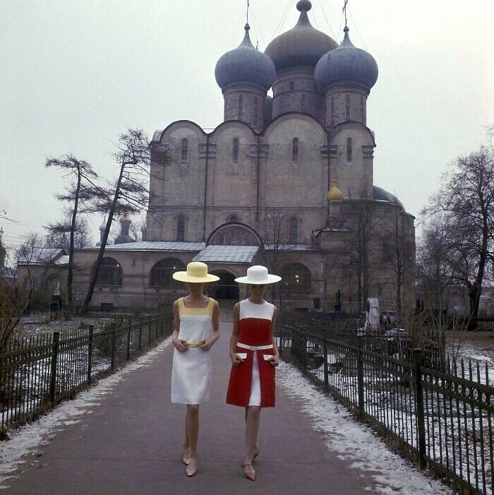 Голландские модели Соня Баккер и Фемке ван дер Бош в Москве, 1965