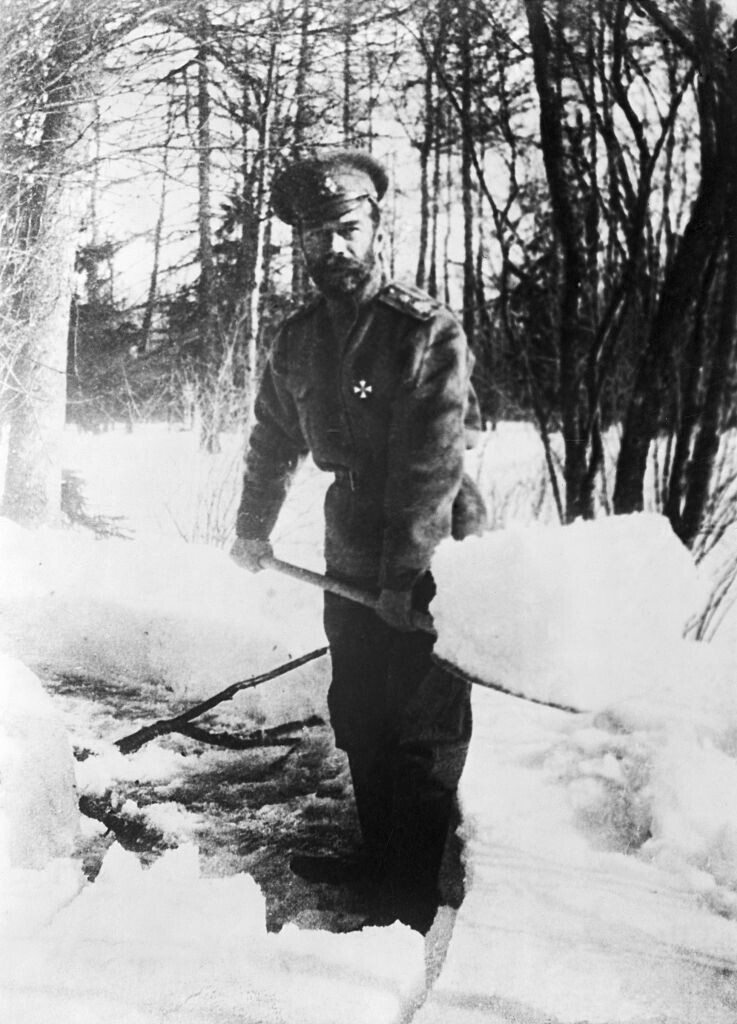 Николай II убирает снег во время ареста семьи в Царском селе