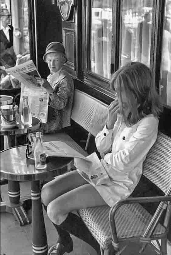 Мадам в кафе Парижа думает про мадмуазель то же самое, что пенсионерки у наших подъездов в аналогичных случаях